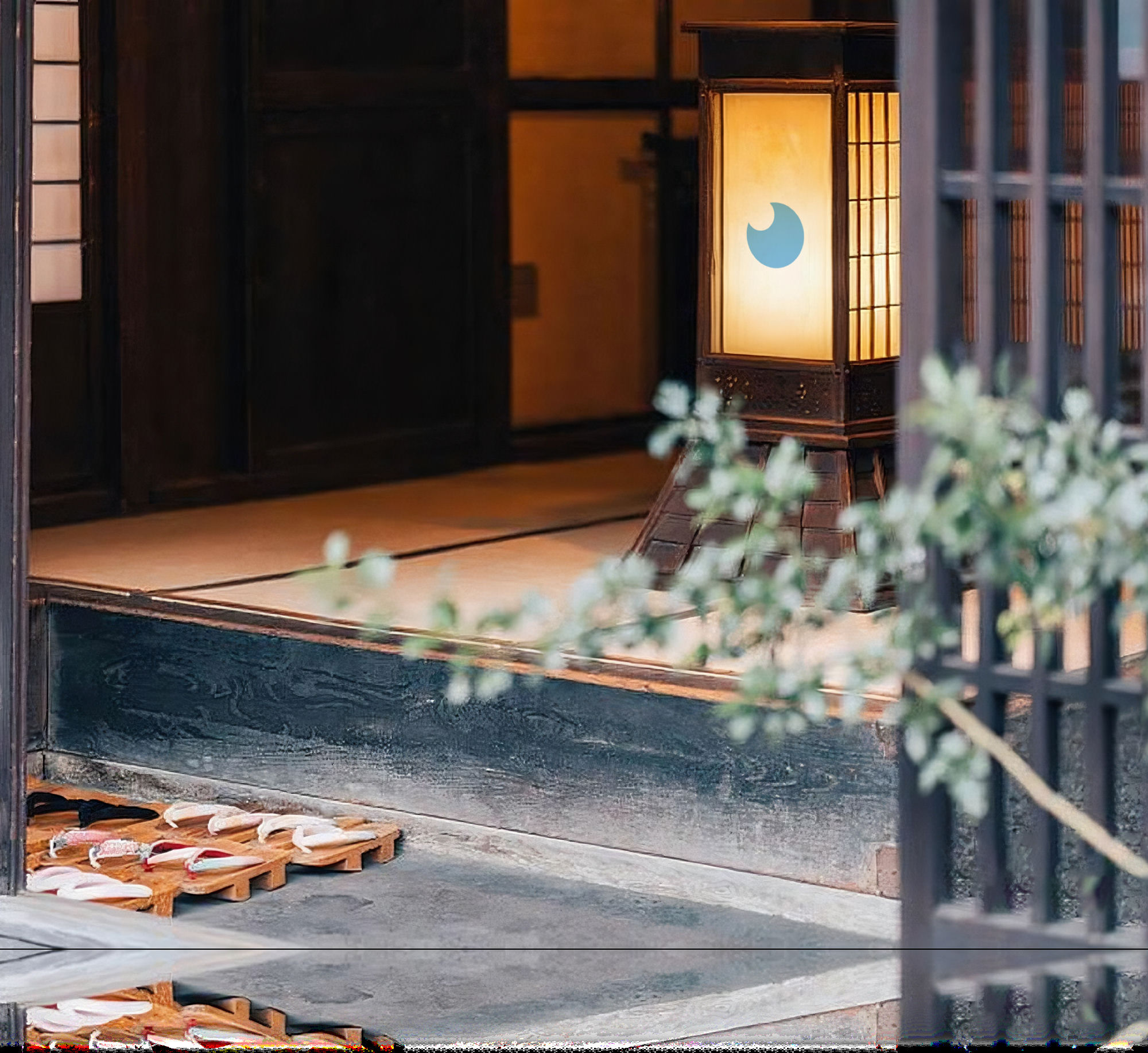 OYASUMI HOTEL — 玄関の月あかり